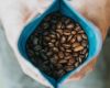 Trinkdeins Kaffeetüte mit Etikett zum selber gestalten und sofort ausdrucken Beispiel Schneemann Motiv mit Weihnachten und individuellem Name
